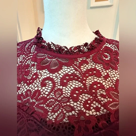 Apt 9. High Neck Lace Sleeveless Top. Merlot. size Medium. - Picture 3 of 7
